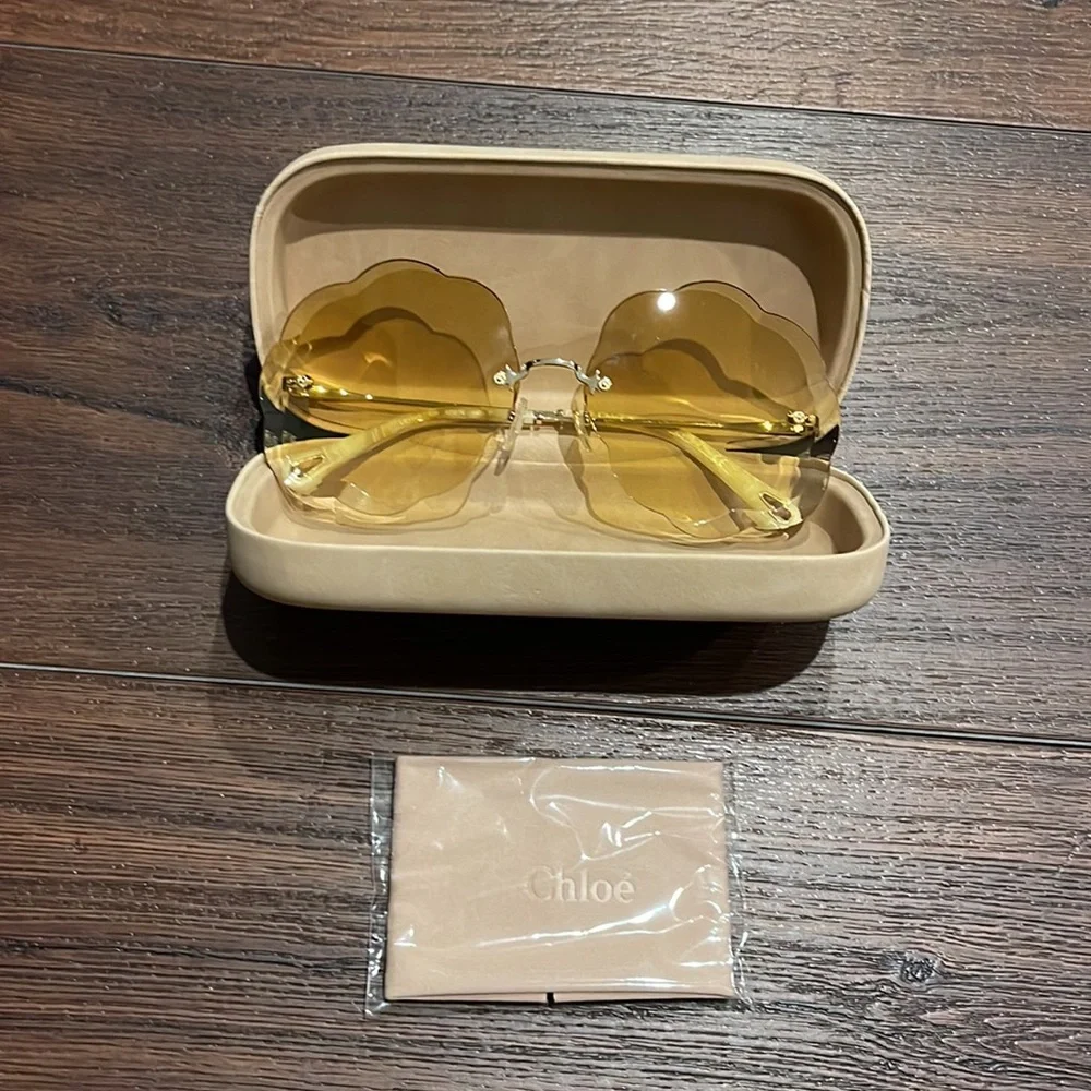 Chloe Oversized Scallops Sunglasses NWOT with Case and Cleaning Cloth